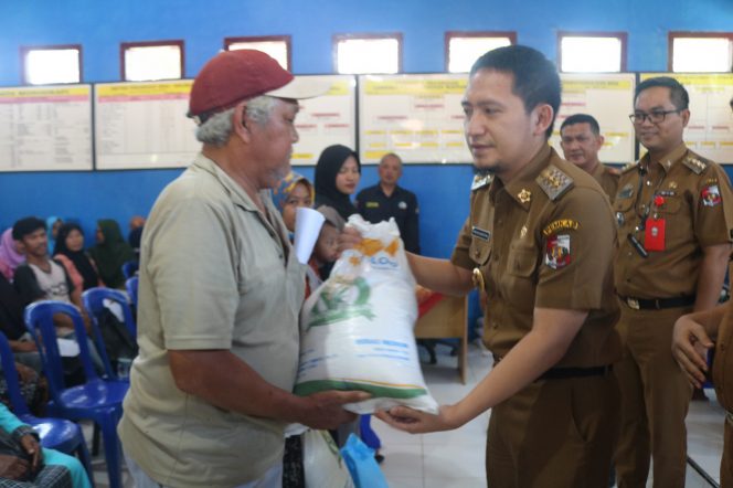 
 Terdampak El Nino Wabup Bagikan Beras Bulog