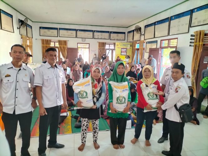 
 461 KPM Sindang Agung Dapat Beras CPP, Kades Ucapkan Terimakasih