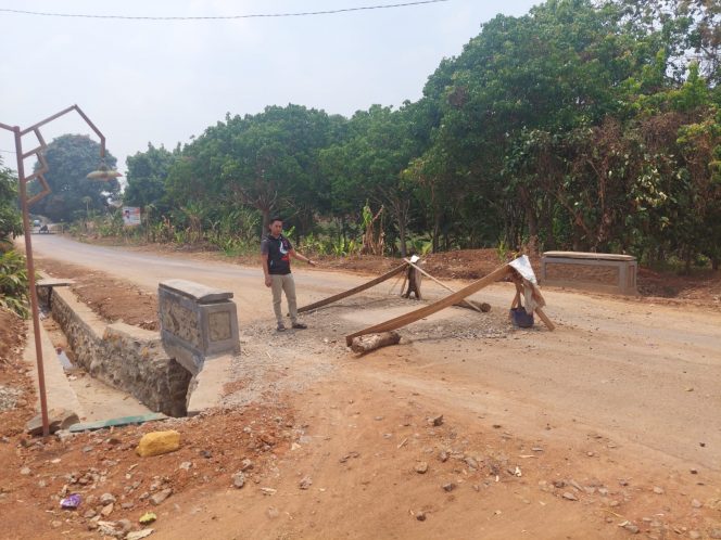 
 DPRD Lampura Pantau Langsung Proyek Tak Bertuan di Pekurun Tengah