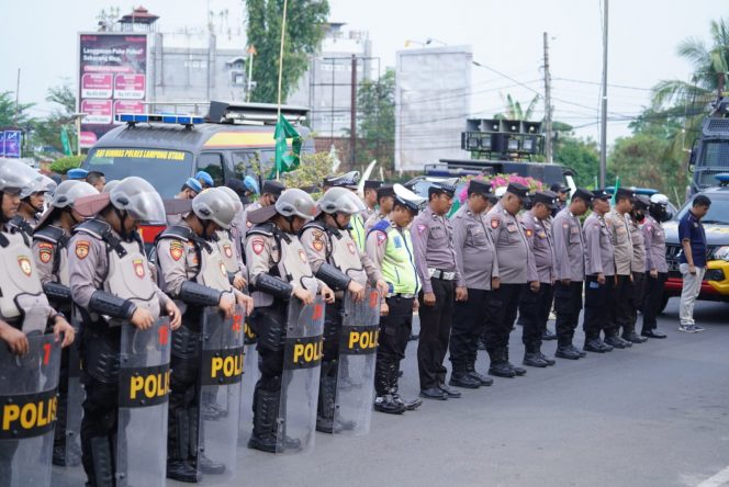 
 Kapolres Pimpin Pengamanan Aksi Damai Aniliasi Masyarakat Peduli Hukum di Kantor Kejaksaan Negeri Kotabumi