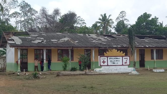 
 6 Ruang Kelas SDN 1 Gunung Keramat Diterjang Puting Beliung,  Opy Langsung Tinjau Lokasi