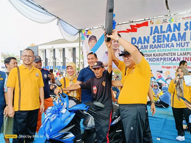 
 Semarak, Masyarakat Ikut Jalan Sehat dan Senam Bersama