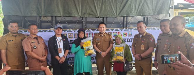 
 Wabup dan Kadis Salurkan Beras Murah,  Masyarakat Merasa Sangat Terbantu