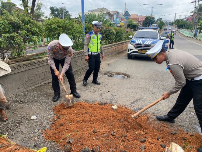 
 Antisipasi Laka Lantas, Sat Lantas Polres Lampung Utara Timbun Jalan Berlubang