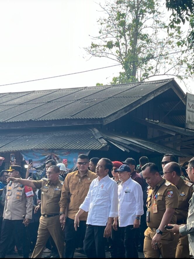 
 Berkunjung ke Pasar Sentral, Presiden Jokowi Beri BLT Hingga Sembako ke Pedagang