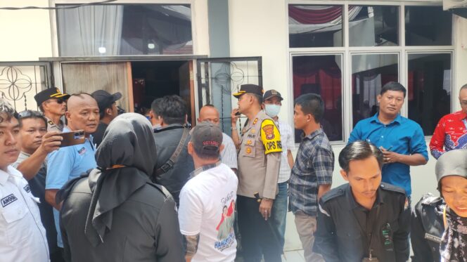 
 AKBP Teddy Rachesna Turun dan Amankan Langsung Pendaftaran Hamartoni – Romli, Balonkada Lampung Utara