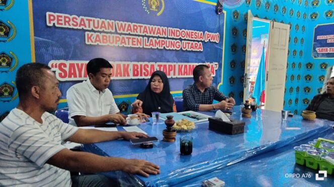 
 Datangi PWI, Irantini Minta Keadilan Untuk Almarhum Anaknya