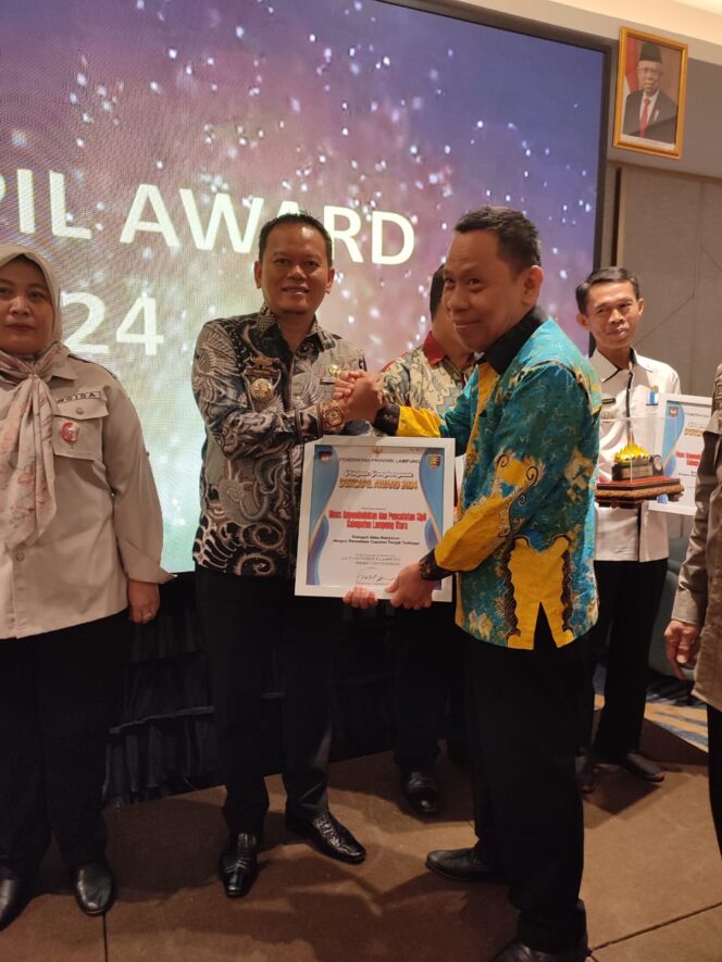 
 Capai Target Tertinggi, Disdukcapil Lampura Terima Penghargaan