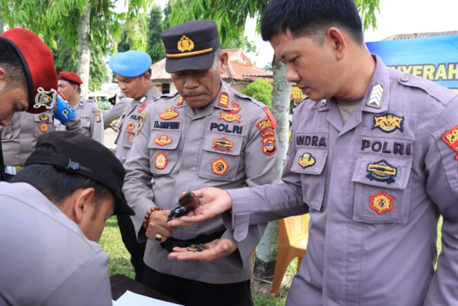 
 Sehari sebelum Pilkada 2024, Senpi Personel Polres Lampura Digudangkan