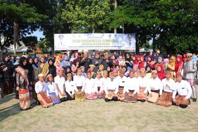
 Pakaian Dari Berbagai Suku Meriahkan Hardiknas
