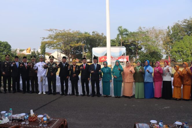 
 Bupati Hamartoni Beri Tali Asih ke Veteran