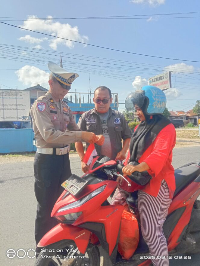 
 Semarak HUT RI ke-80, PJS Sibolga-Tapteng dan Polres Tapteng Bagikan Bendera Merah Putih