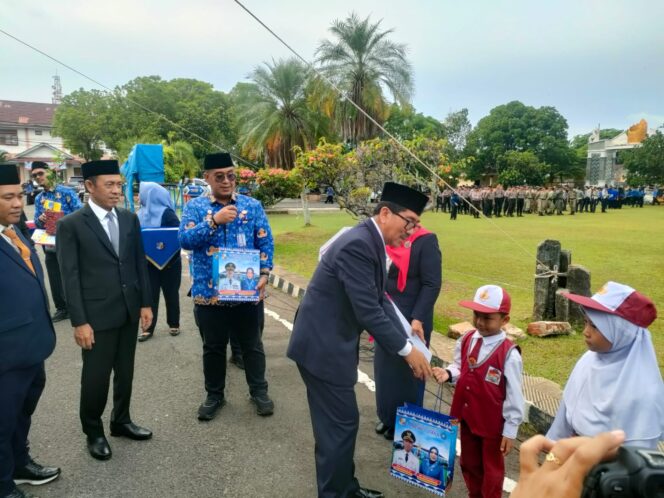 15.543 Pakaian Sekolah Gratis Program Bupati dan Wabup Dibagikan /// Beserta 5 Program Unggulan Dilaunchingkan