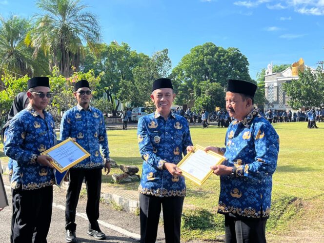 
 Tabur Bunga Hingga Pemberian Penghargaan Warnai Puncak HUT Korpri