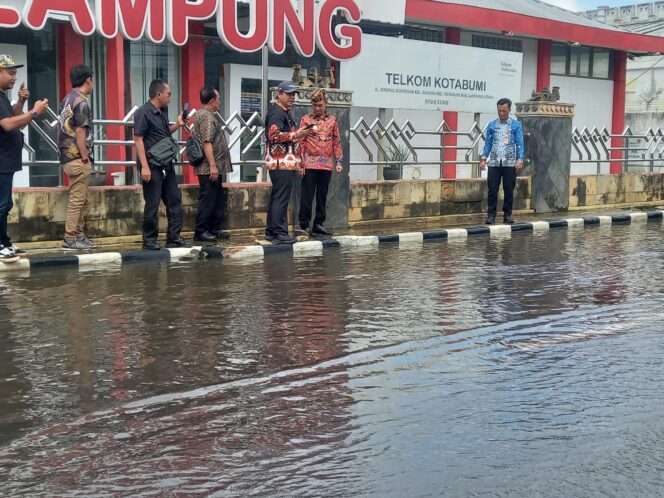 
 Air Sering Menggenang, Wabup Romli Tinjau Langsung Depan Telkom