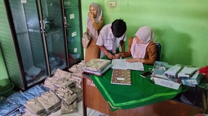 
 Pentingkan Kesetaraan Siswa, SMAN 3 Kotabumi Bagikan Seragam