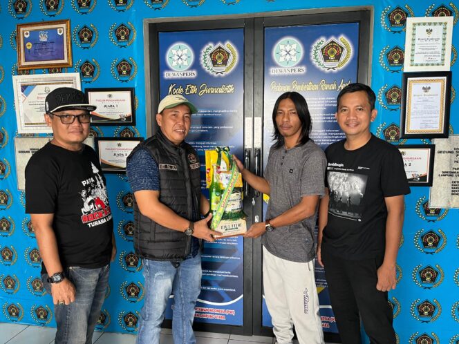 
 PWI Lampura Bagikan 60 Paket Lebaran untuk Anggota