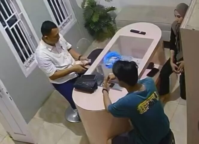 
 Oknum LSM tertangkap kamera sedang menghitung uang diduga hasil pemerasan.