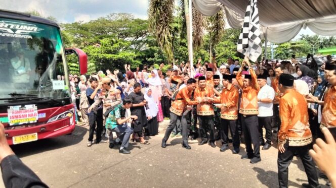 
 Rombongan CJH Lampura Dilepas Menuju Asrama Haji
