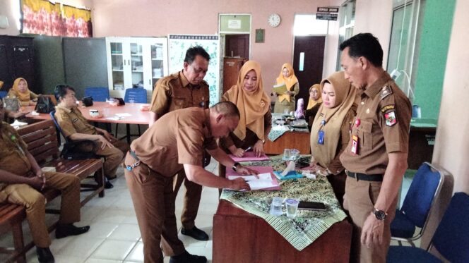 
 Kaban Kesbangpol Sertijabkan Jabatan Kabid Hingga Keuangan /// Antoni Effendi Resmi Jabat Kabid Ormas
