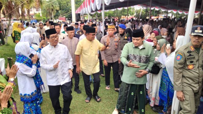 
 Tausiah Ustaz Hasan dan Azis Gagap Pukau Ribuan Masyarakat Lampura