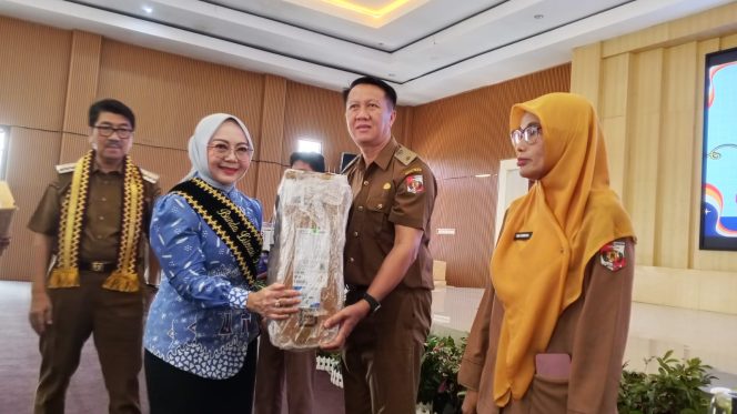 
 Gelar Bimtek, Disperpusip Serahkan 8 Paket Perlengkapan Perpustakaan